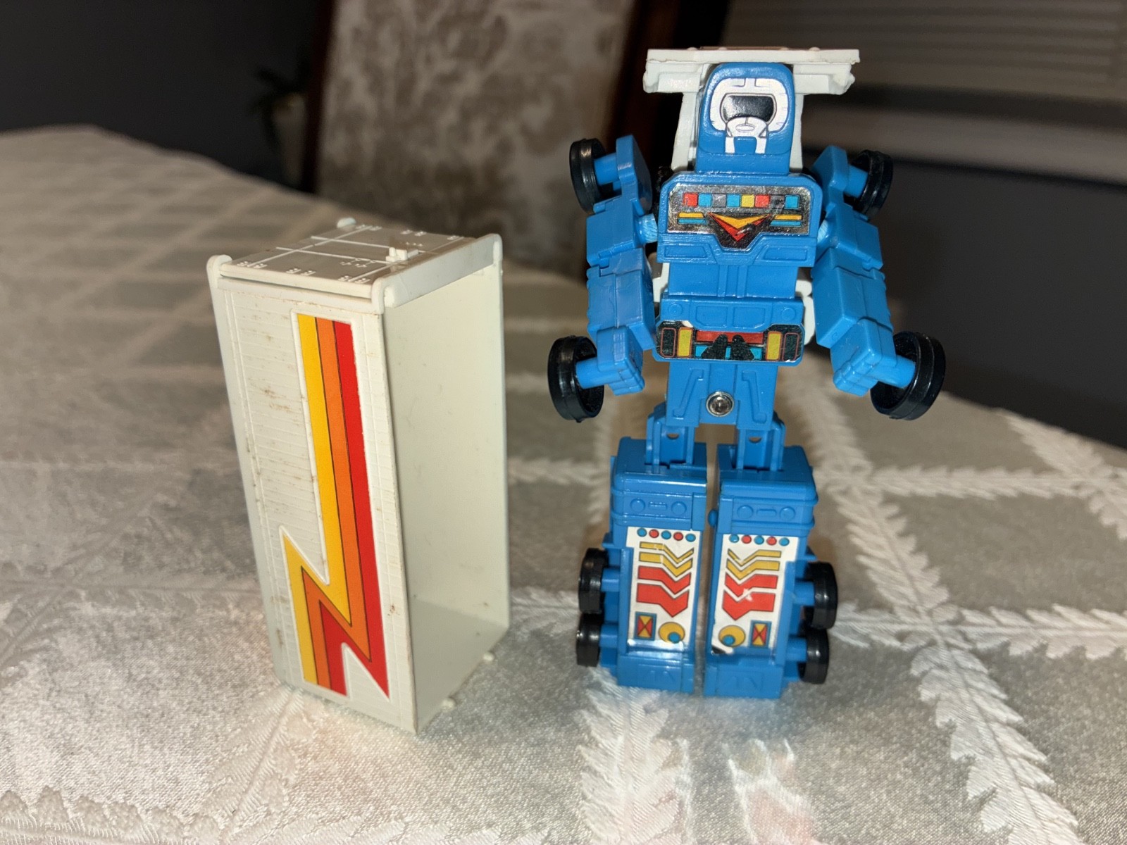 Modellino robot semirimorchio trattore Remco Zybots (come Transformers)