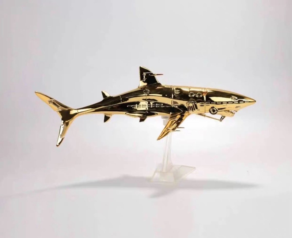 Sorayama Hajime Squalo Oro Ver Pvc Abs L35cm Modello Dito
