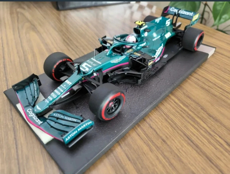 Aston Martin F1S. Vettel 2011 Minchamps 1/18