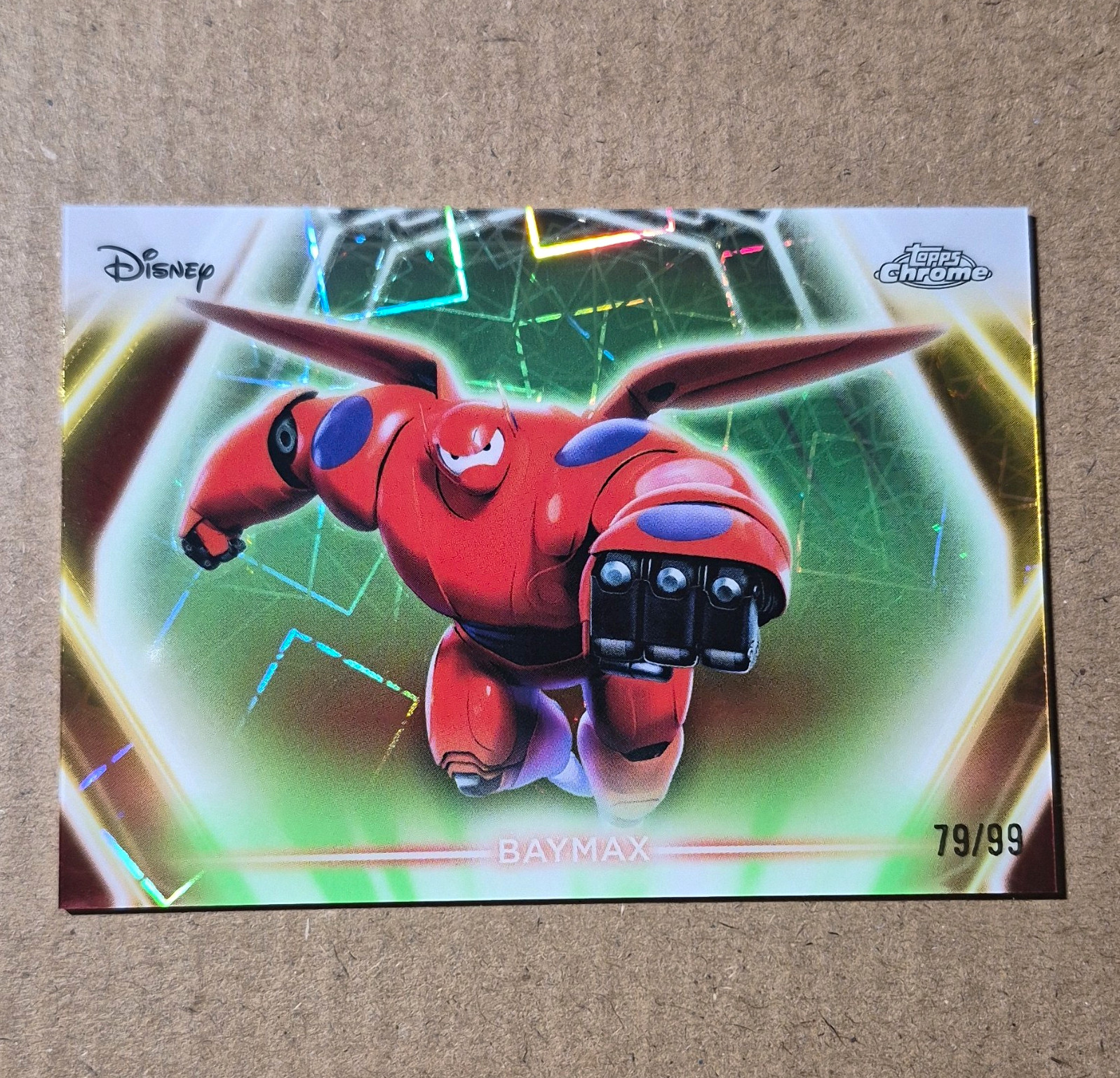 Topps 2026 Topps Chrome Disney Baymax rifrattore numero di serie 79/99 CNE-125