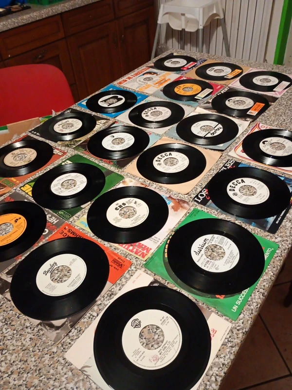Lotto 22 vinili 45giri Juke box vintage rari(60/70/80)6con etichette titoli cond.perfette