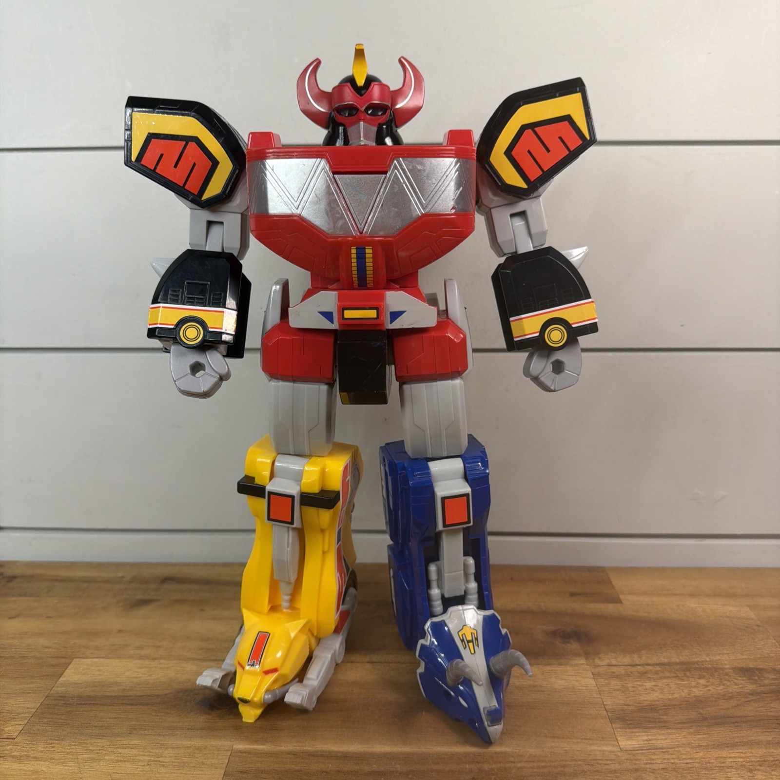 Mighty Morphin Power Rangers DINO MEGAZORD Hasbro 2025 luci e suoni spedizione veloce