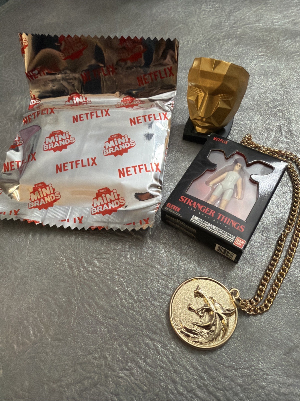 Zuru Mini Brands NETFLIX WITCHER MEDAGLIONE D'ORO Calamari Straniero Pizza Profumato