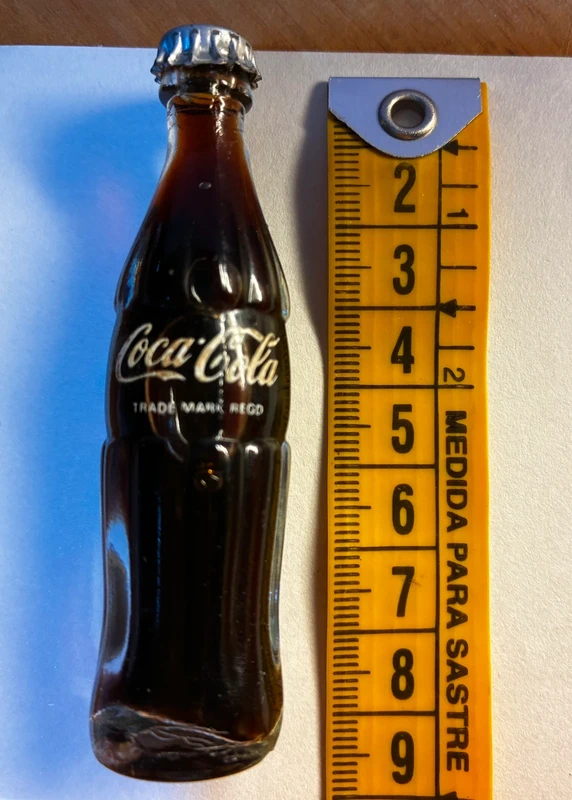 Miniatura de botella de Coca Cola.