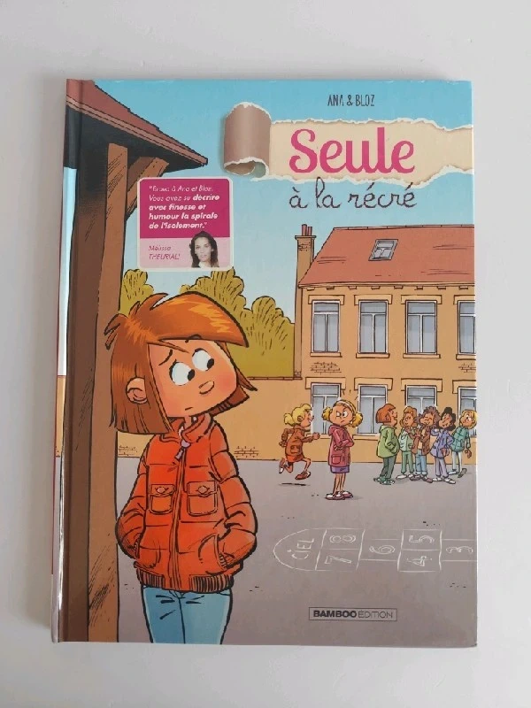 Seule à la récré
