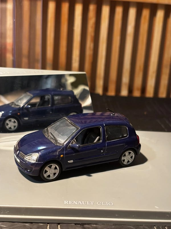 Renault Clio II 3 portes 1/43 bleu métallisé avec boîte