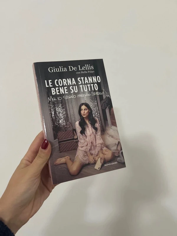 Le corna stanno bene su tutto