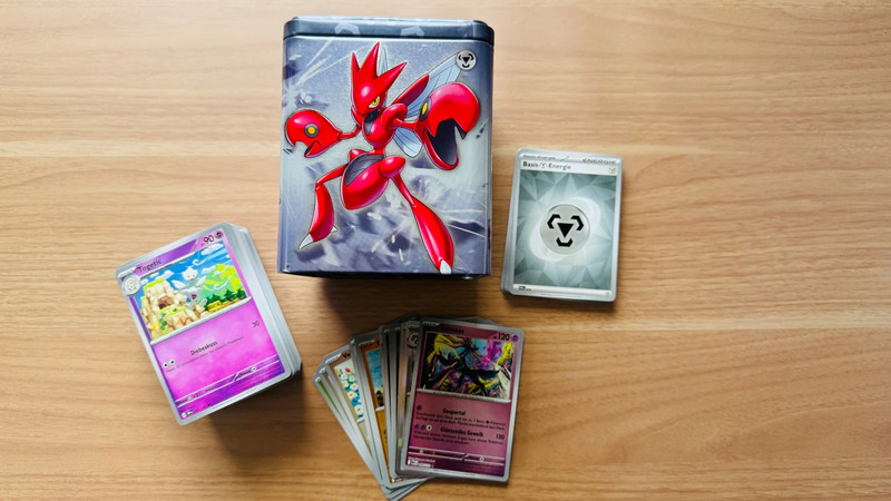 Pokémon Set: 200 deutsche Karten (15 Holos), Keine Doppelten + Scherox Metallbox