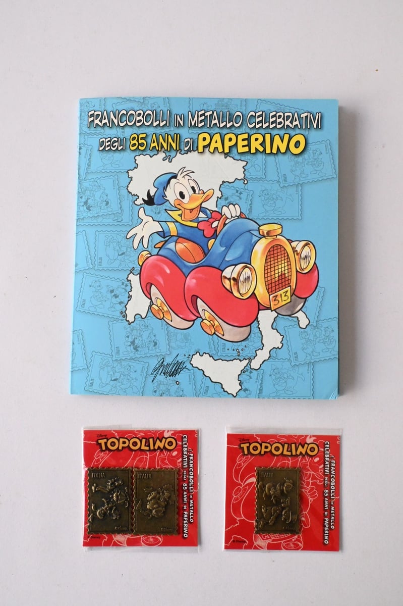 Topolino Francobolli Metallo 85 Anni Paperino Raccoglitore + 3 Pezzi