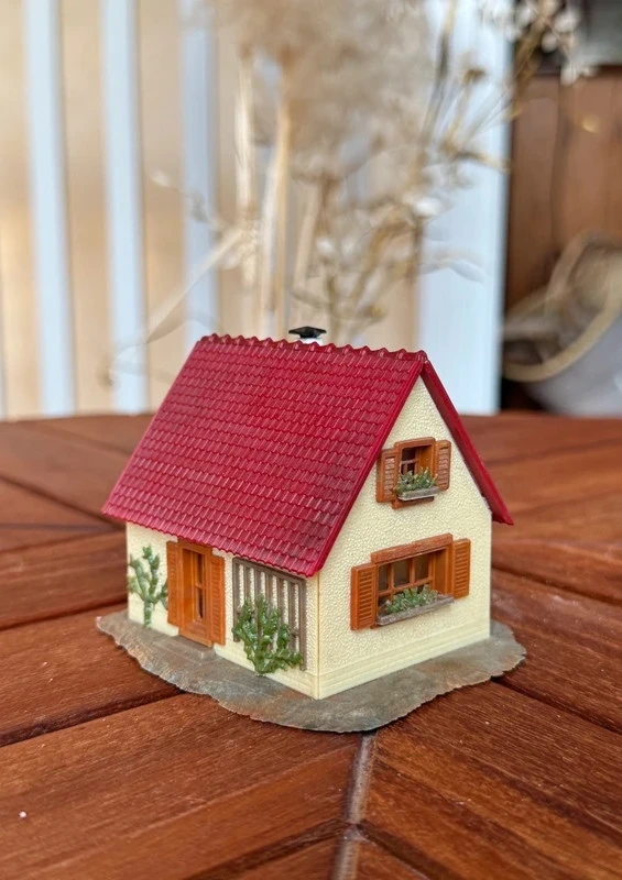 Modellbahn Wohnhaus mit Bank und Figur, rotes Ziegeldach & Schornstein, H0