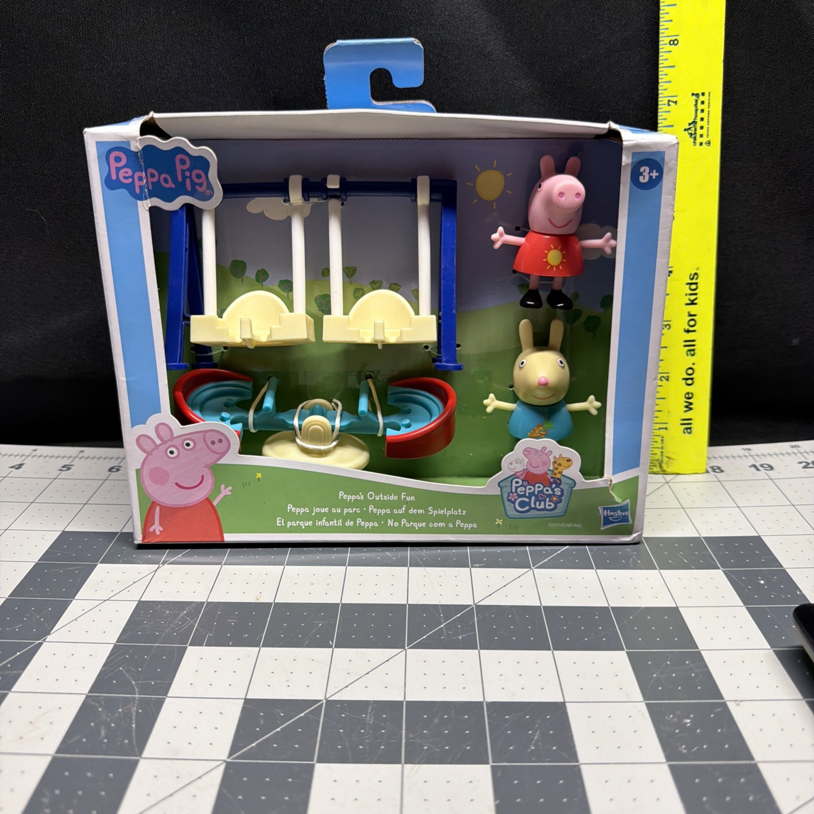 NUOVO Peppa's Club Peppa Pig Outside Fun Playset Swing Set Teeter-Totter Hasbro