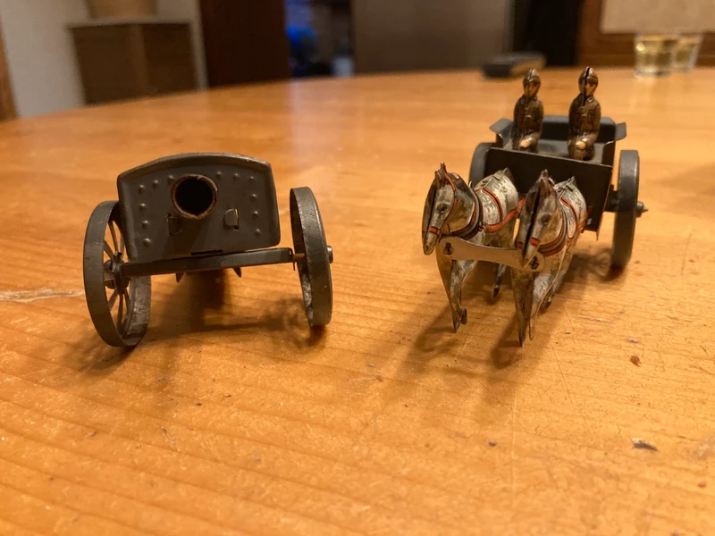 Petit jouet miniature en taule