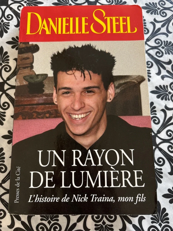 Roman Danielle Steel Un rayon de lumière grand format