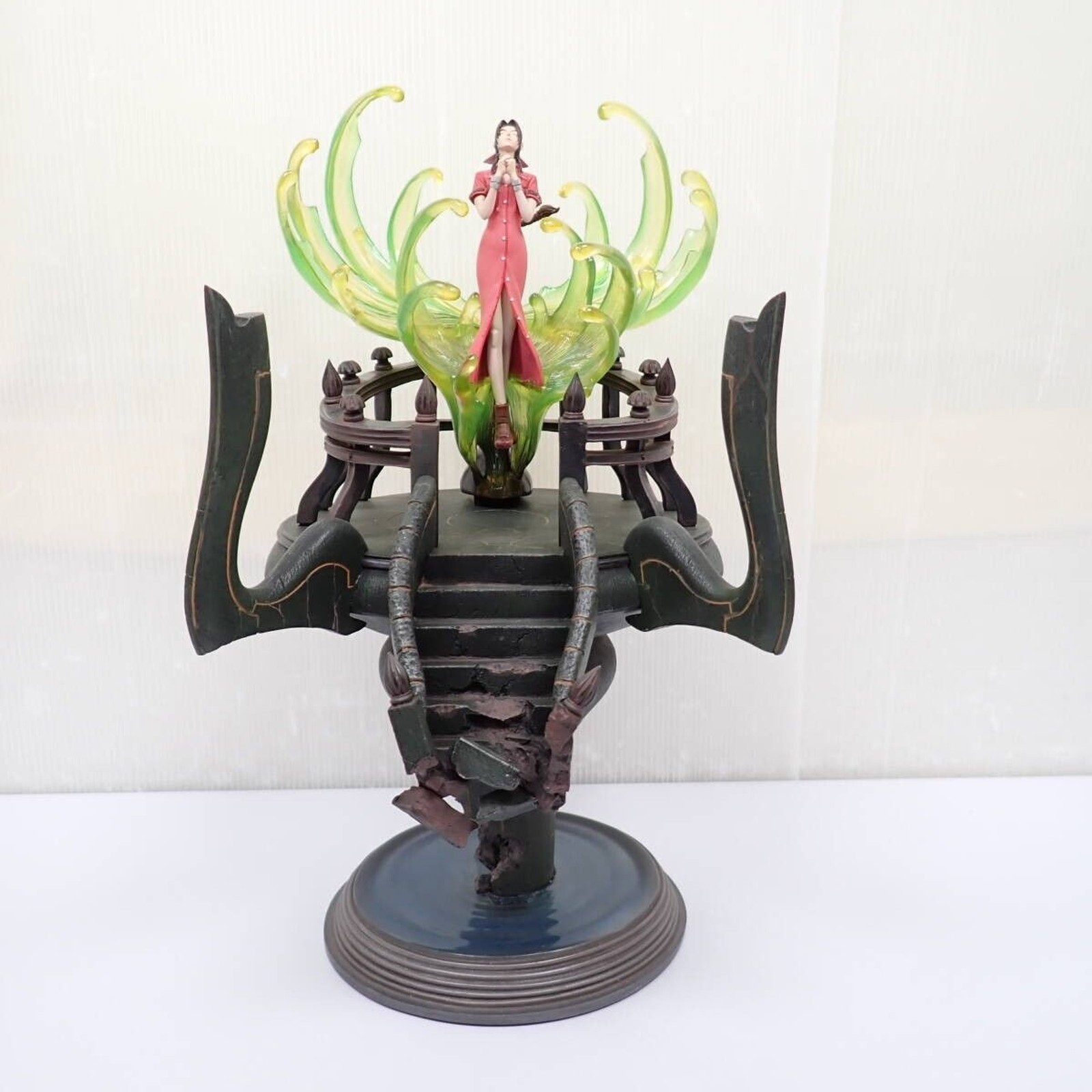 Final Fantasy 7 Aerith Gainsborough Scultura Arti Rara in ottime condizioni!