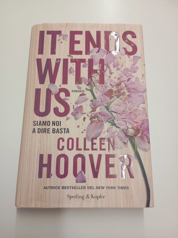 Libro "It ends with us" di Colleen Hoover