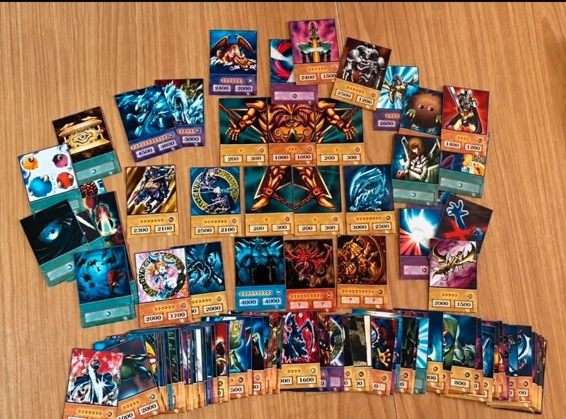 Lotto di 100 carte YU-Gi-OH versione anime