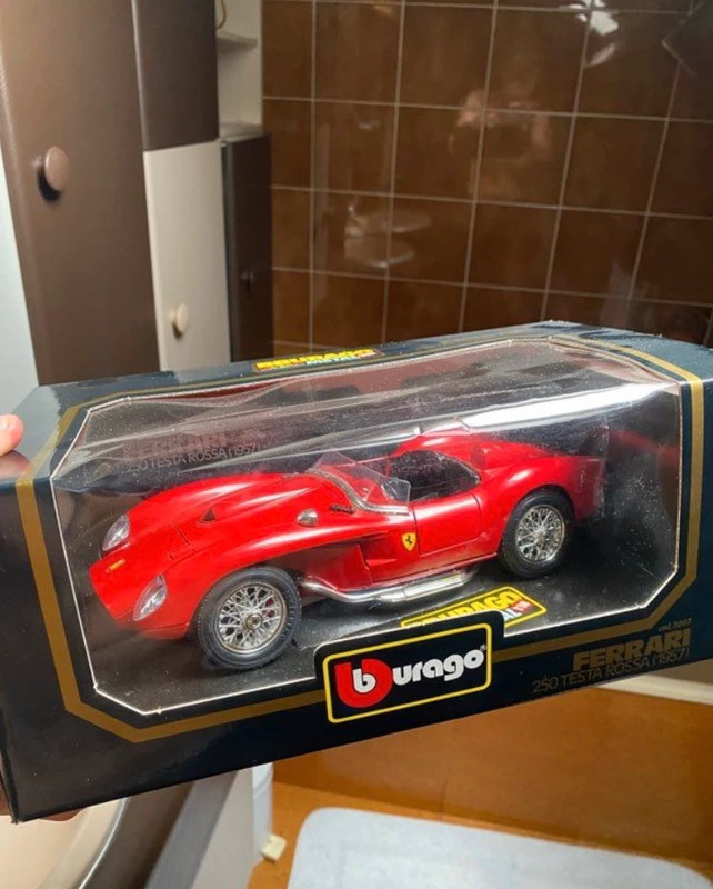 Ferrari 250 Testa Rossa 1957 Burago 1/18 – Made in Italy