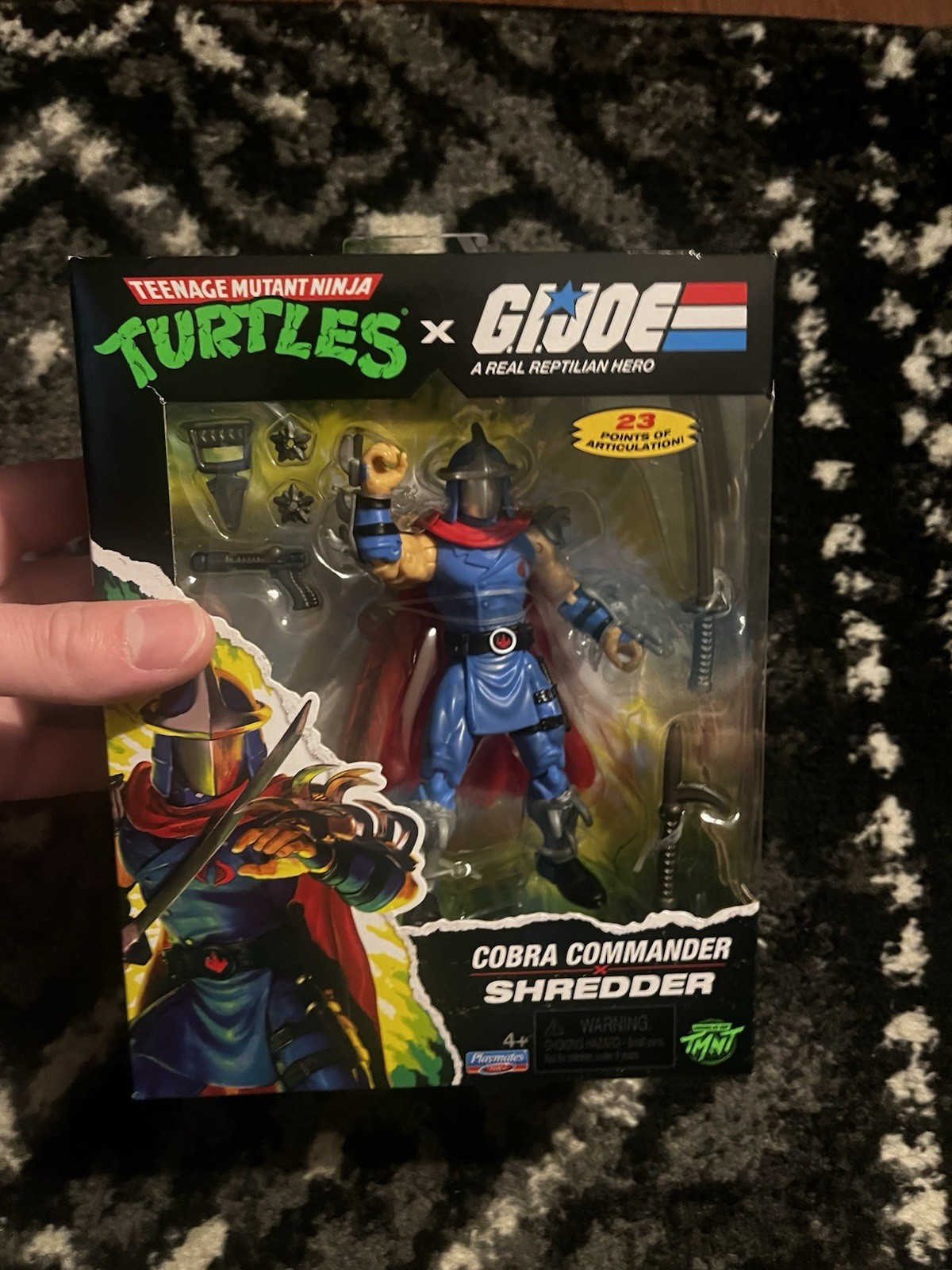 TMNT x G.I. Joe - Cobra Commander x Shredder Figure compagni di gioco in mano 