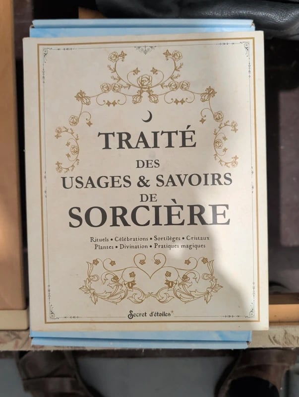 Traité des usages et savoirs de sorcière: Rituels, célébrations, sortilèges, cristaux, plantes, divi