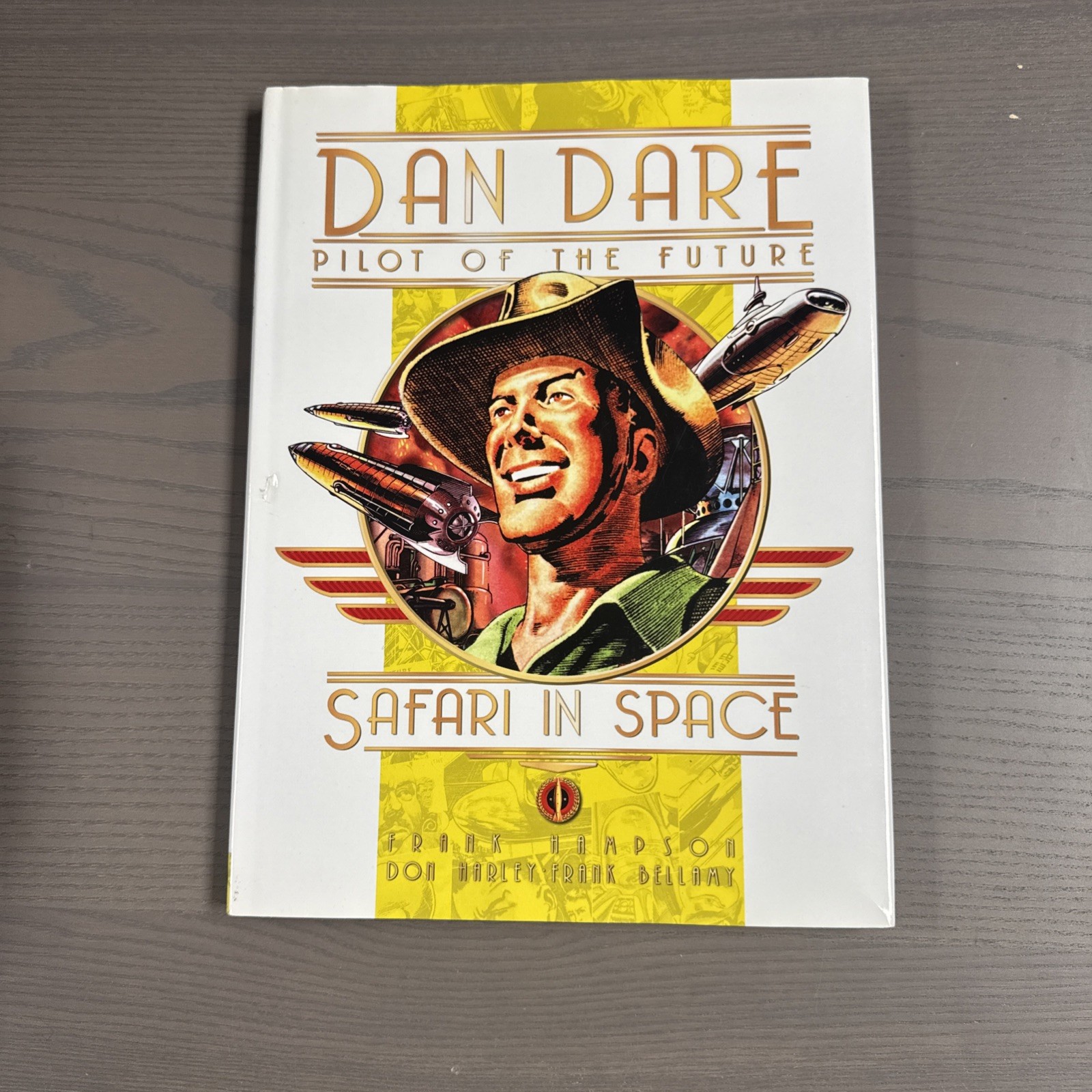 DAN DARE PILOT OF THE FUTURE: SAFARI NELLO SPAZIO di Frank Hampson - copertina rigida