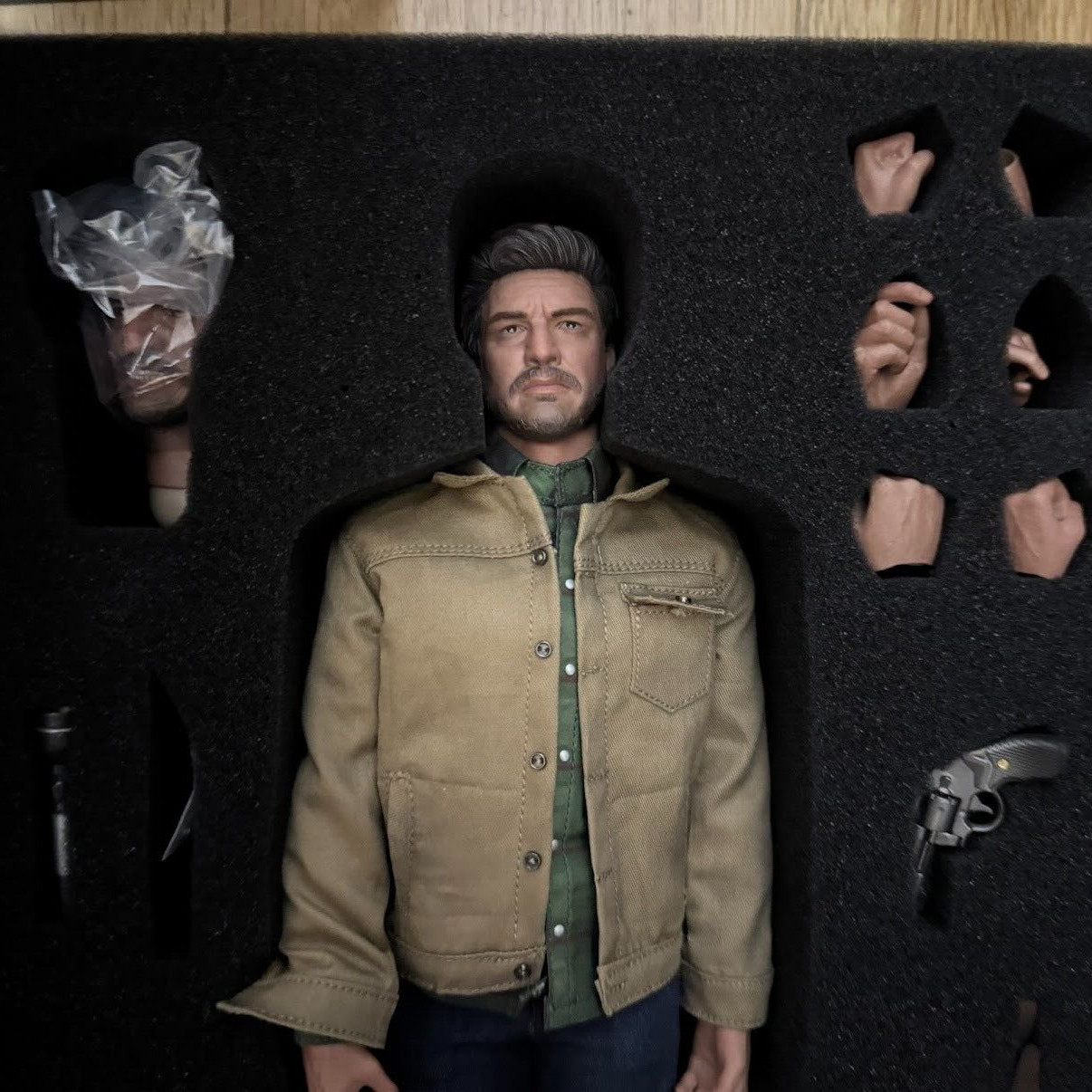 JOEL MILLER LAST OF US 1/6 SCALE DELUXE ACTION FIGURE