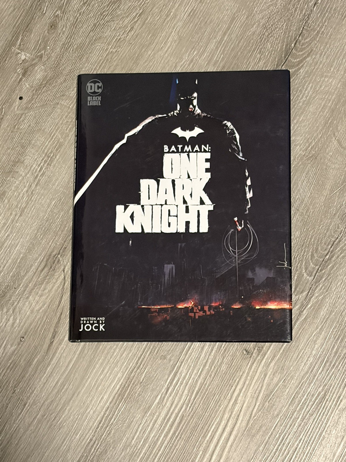 Batman: One Dark Knight (DC Comics, etichetta nera, copertina rigida, 2022) Jock 