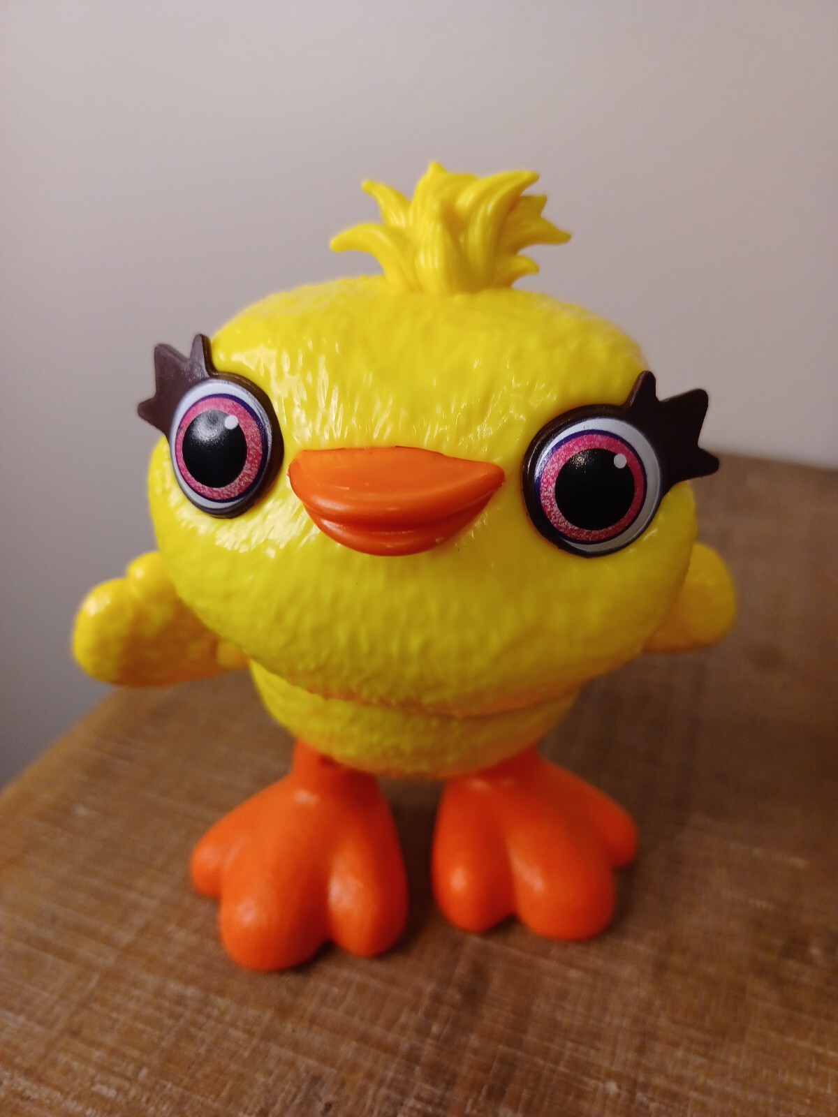 Disney Pixar Toy Story 4 Ducky Statuina di Plastica Seduta Giallo