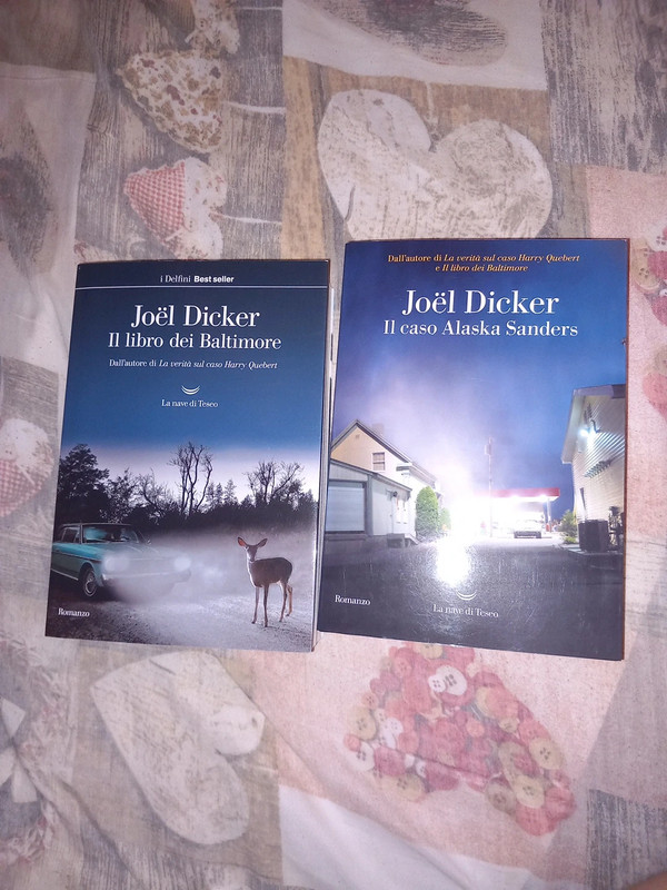 Set due libri di Joel dicker