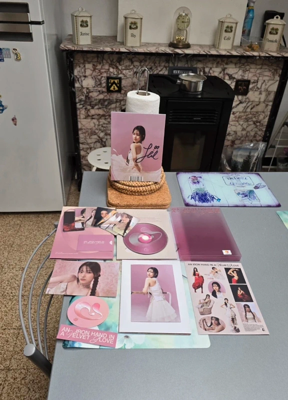Jini "An iron hand in a velvet glove" album signé