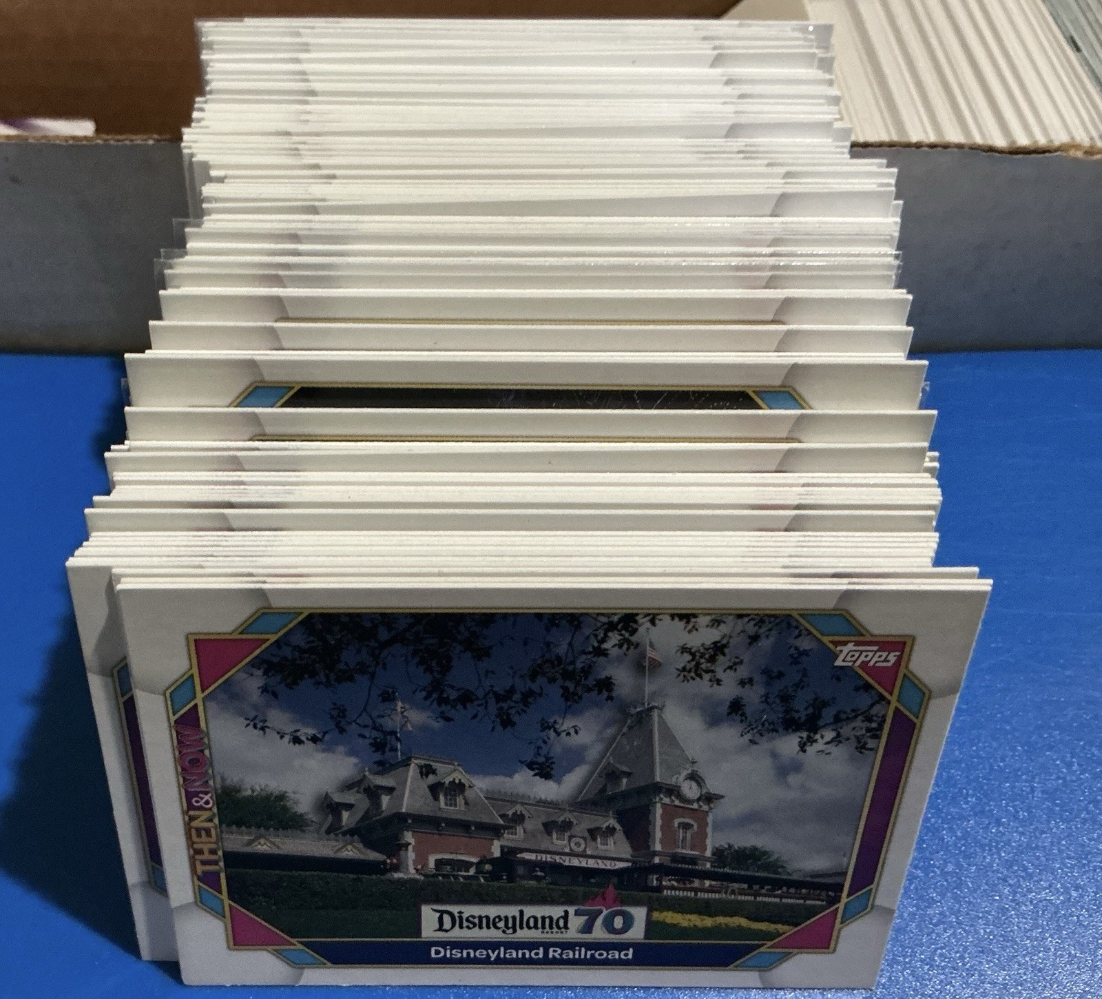 Set Completo 2025 Topps Disneyland 70° Anniversario #1-150 Carte
