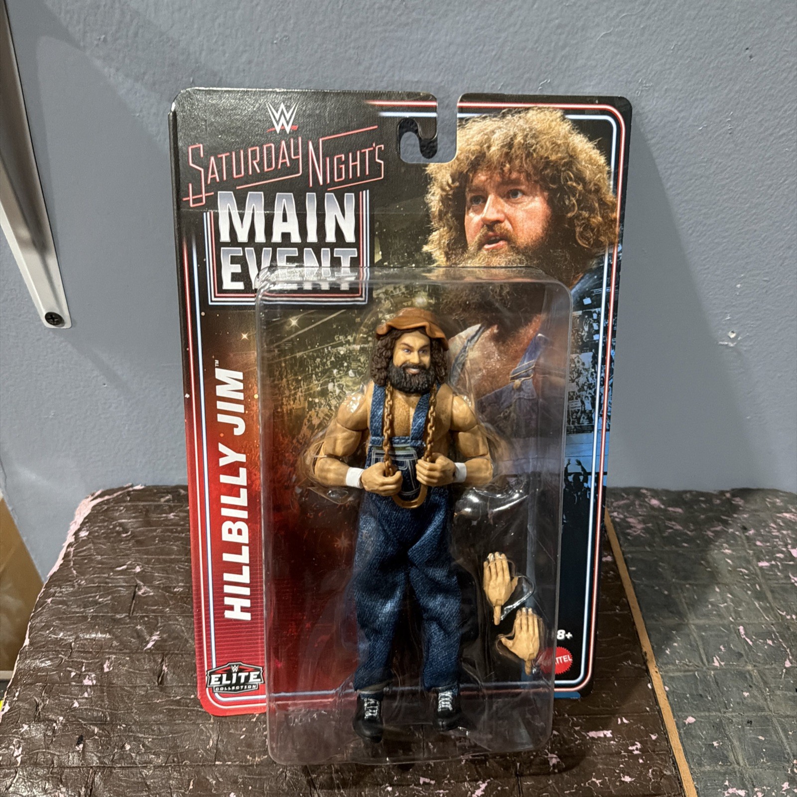 Modellino Mattel WWE WALMART EXCLUSIVE SNME Hillbilly Jim 2026 nuovo con scatola in mano