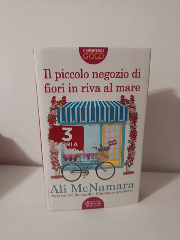 Il piccolo negozio di fiori in riva al mare