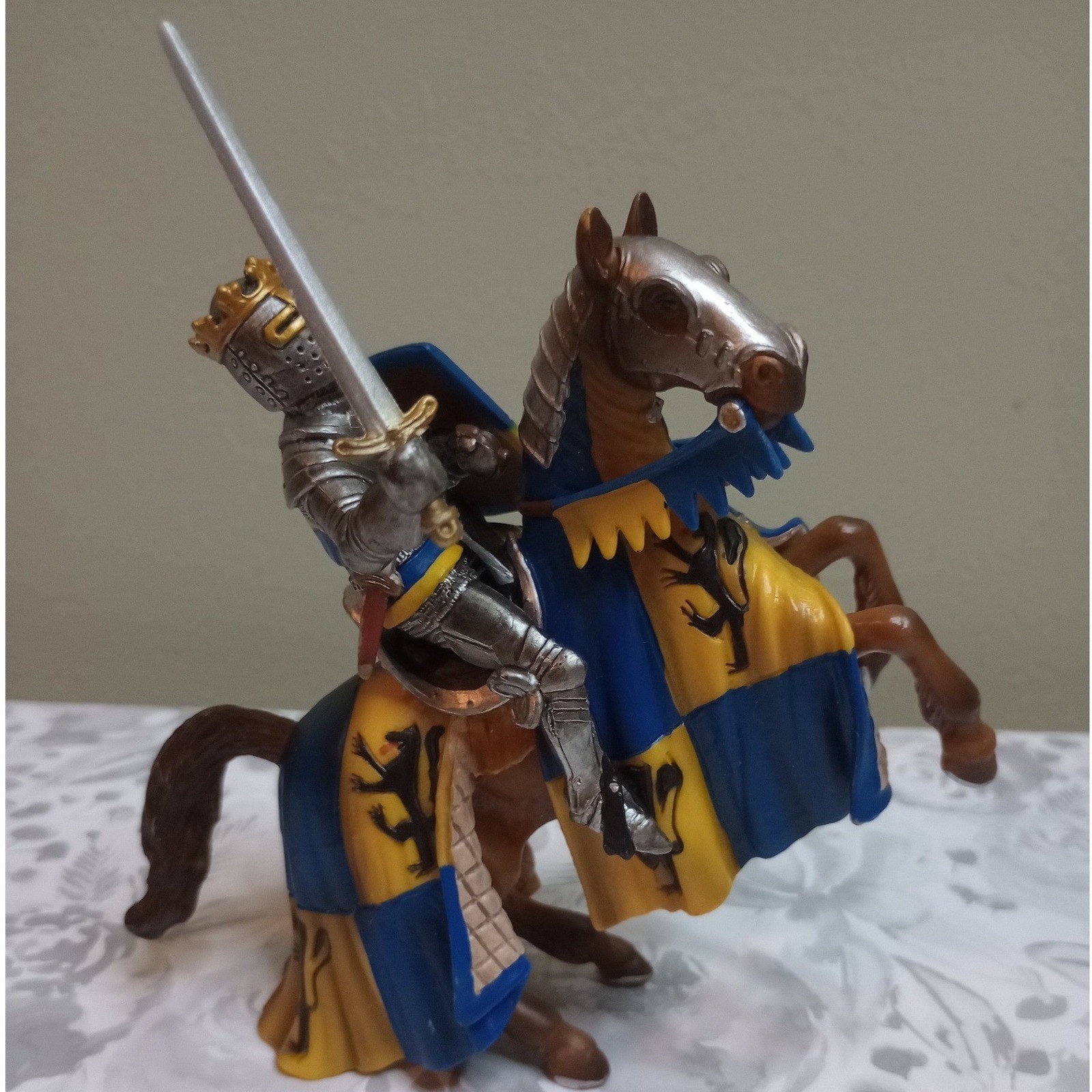 Schleich Medieval Knight on Horseback Figure Blue Yellow Lion King 70049 70050