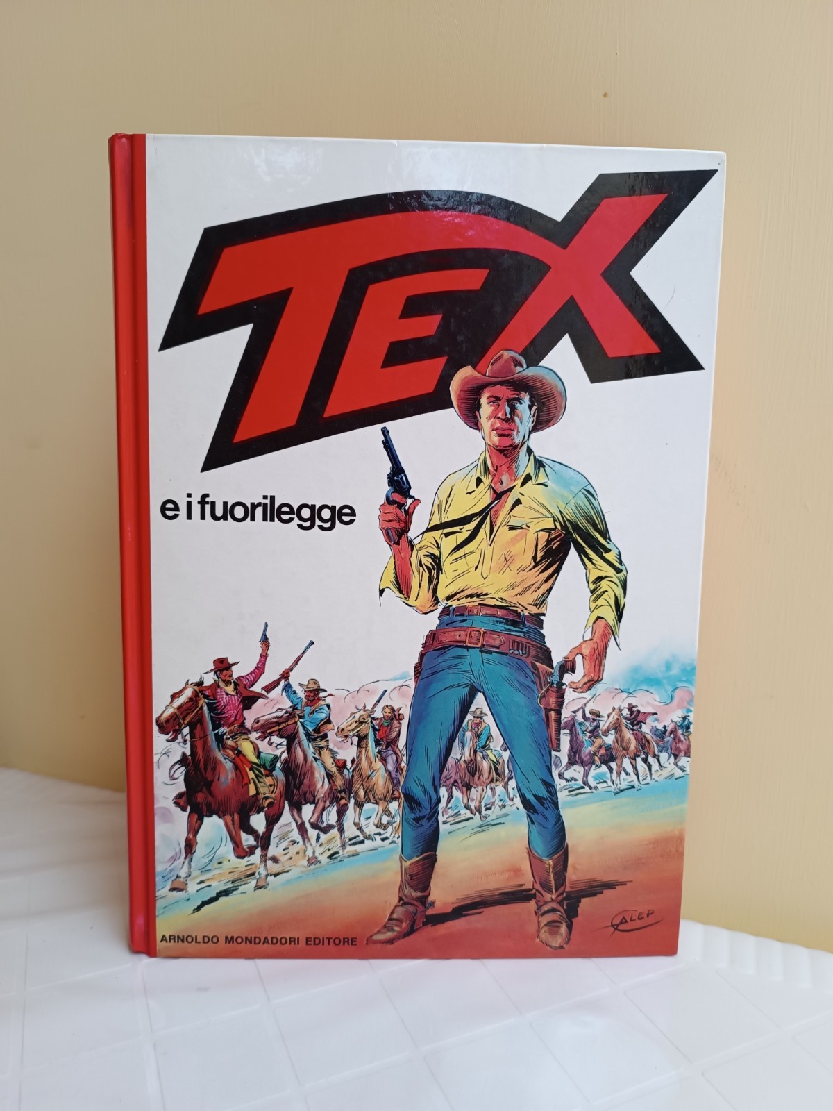 Tex cartonato Mondadori Tex e i fuorilegge 1^ edizione 1982 , ottimo stato 