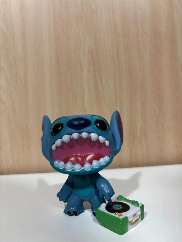 Stitch con un tocadiscos