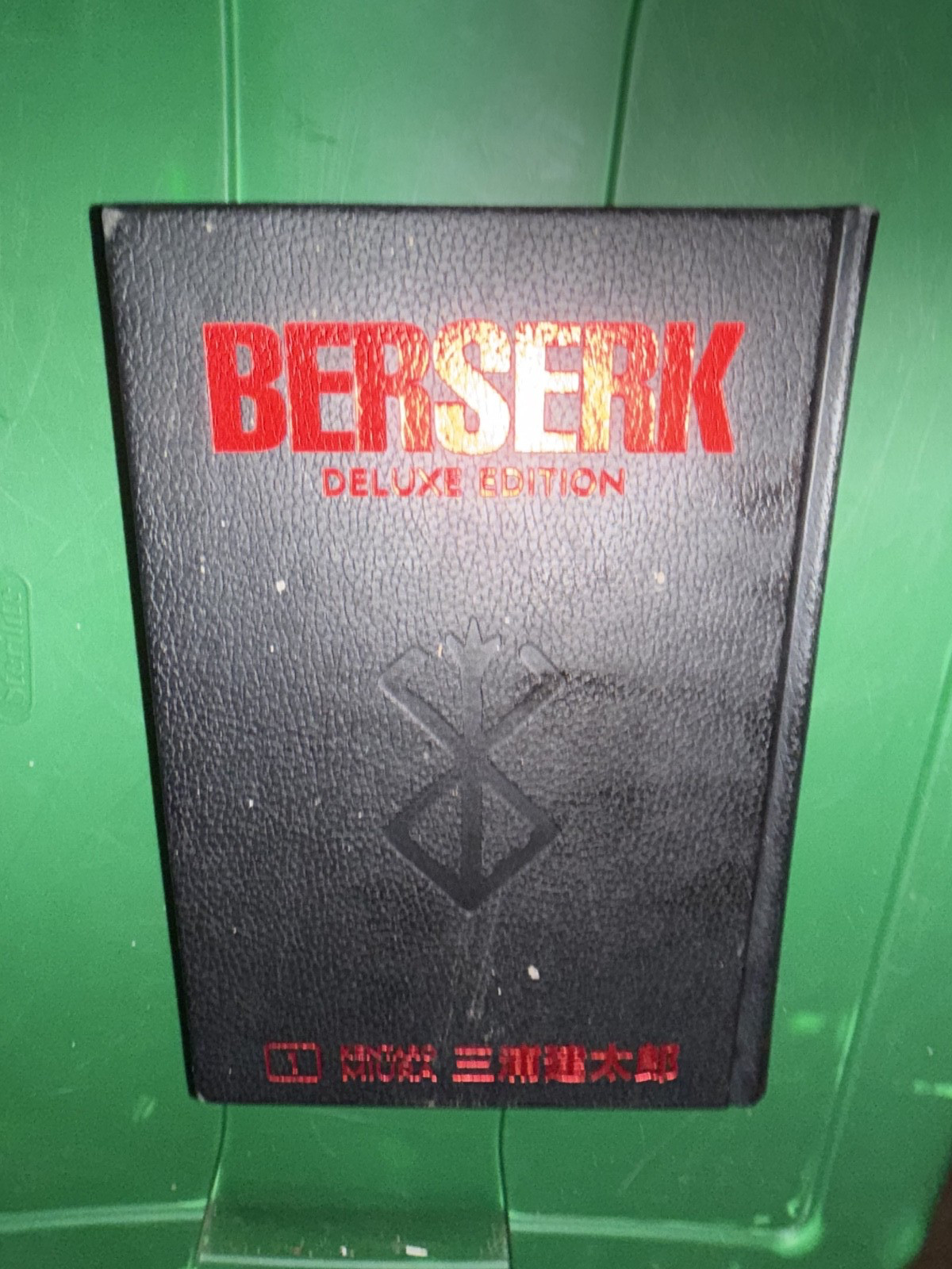 Berserk Deluxe Edition copertina rigida volume 1 Z27
