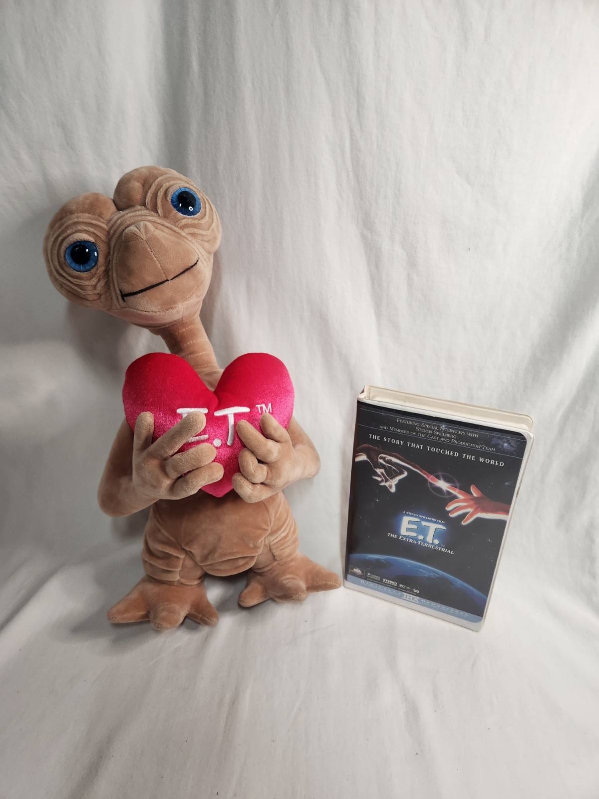 universal studios 18" E.T. extra terrestrial Heart Plush & VHS Tape 
