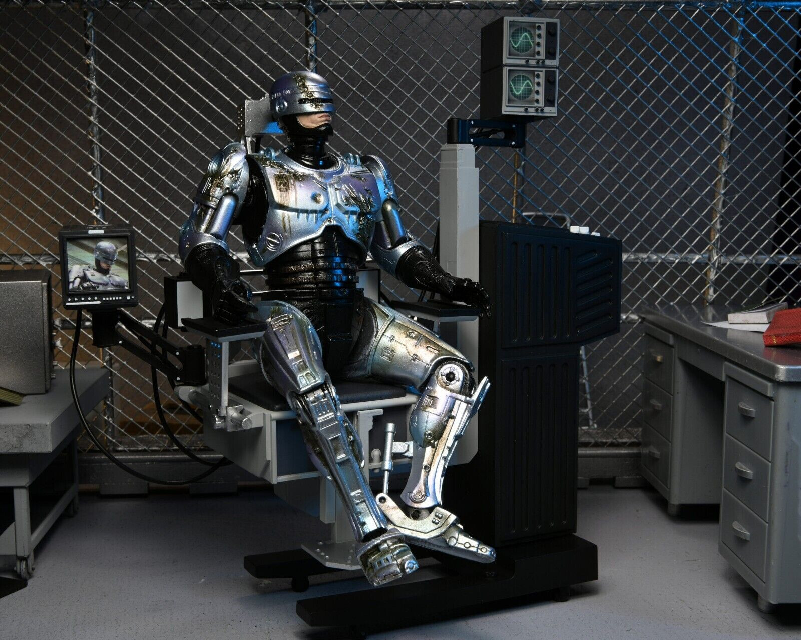 Modellino ufficiale NECA Robocop - RoboCop danneggiato dalla battaglia con sedia scala 7"