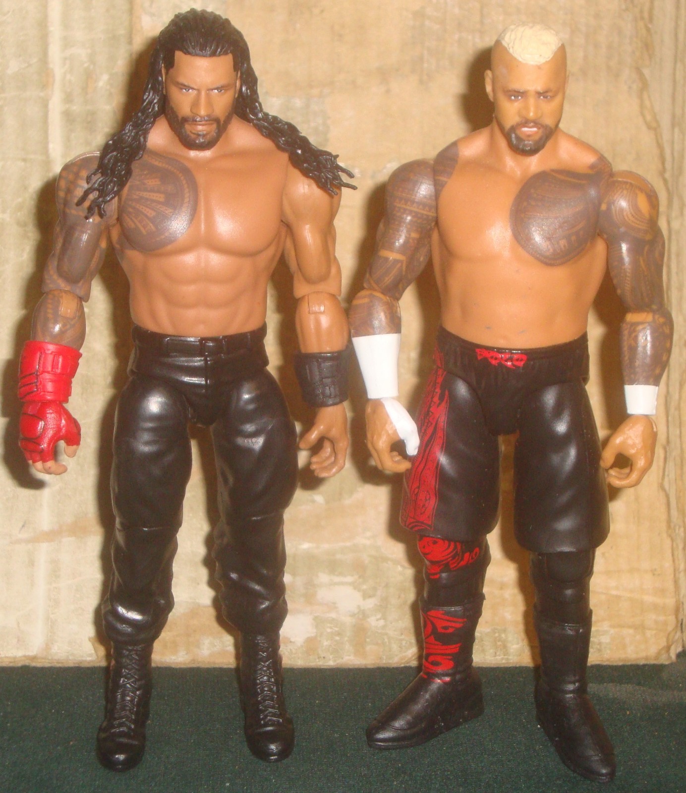 WWE WRESTLING FIGURE MATTEL ROMAN REIGNS VS SOLO SIKOA