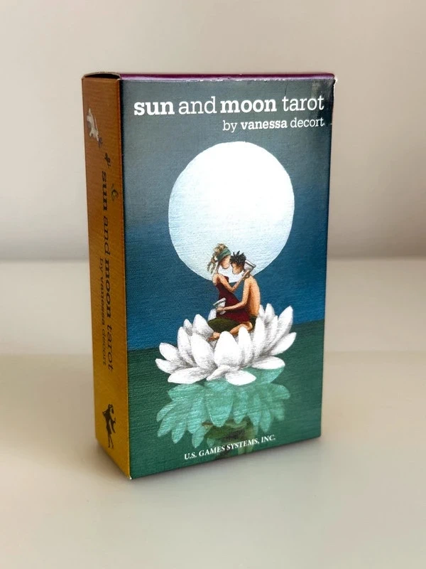 Sun and Moon Tarot deck, 78 cards + guidbook