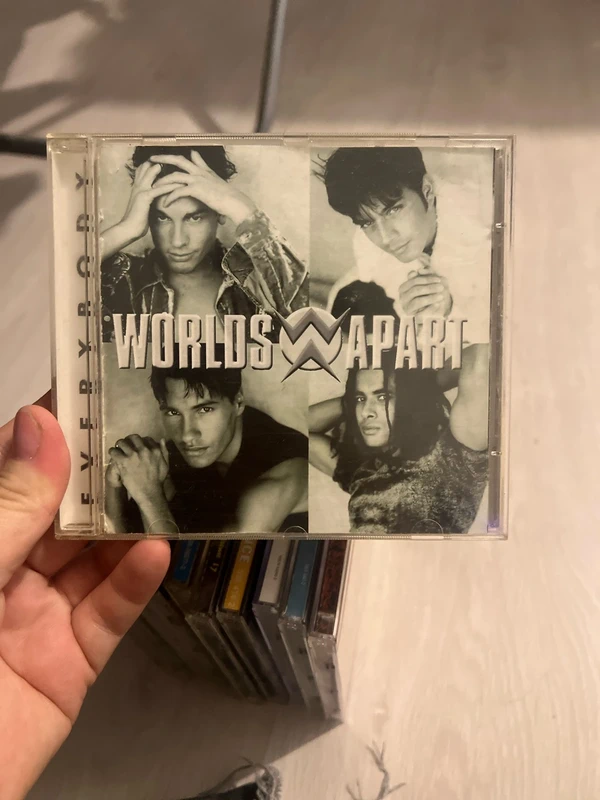 Album cd Worlds apart