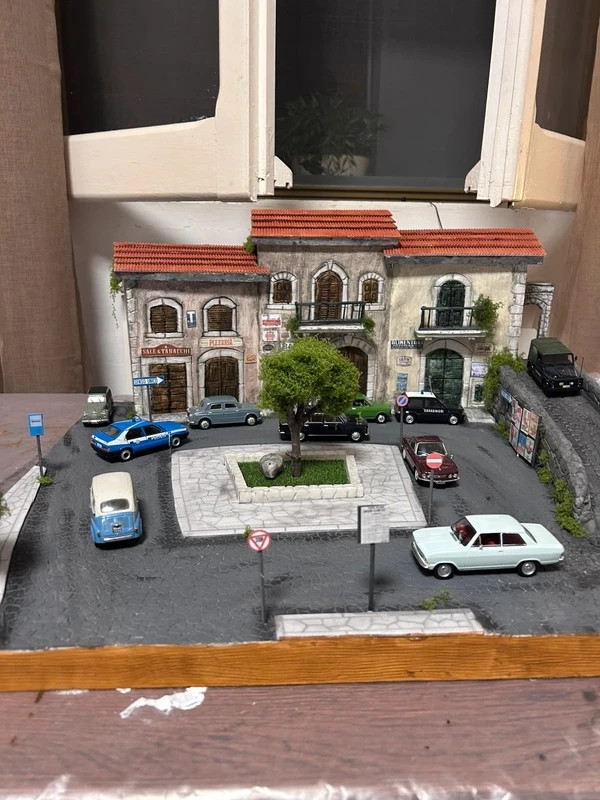 diorama borgo con piazza scala 1:43