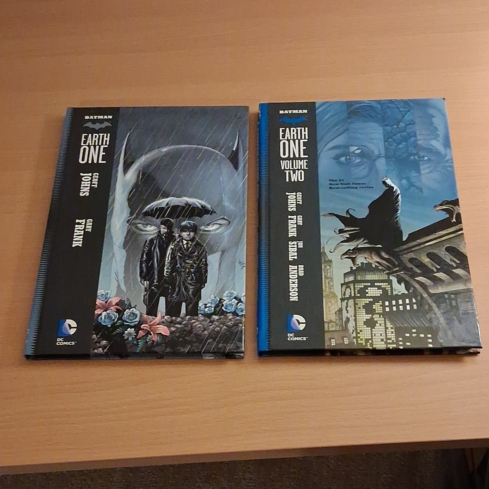 Batman: Earth One Vol 1-2 set copertina rigida DC Comics Geoff Johns Gary Frank