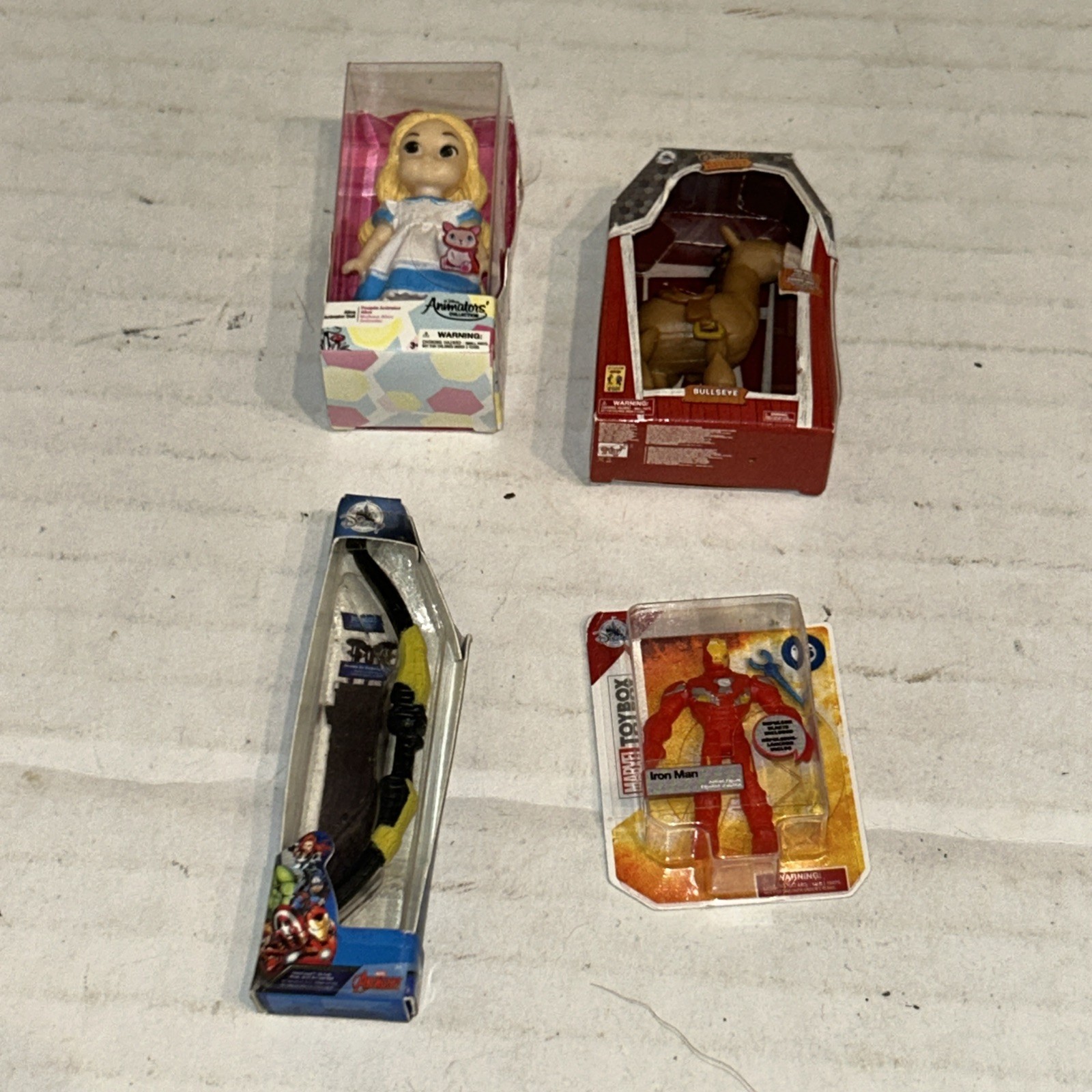ZURU 5 Sorprese Disney Toy Store Mini Brands Serie Bullseye, Alice, Ironman D3