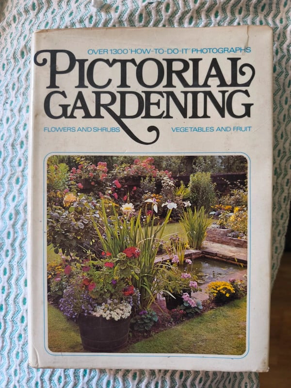 Libro Vintage  Pictorial Gardening (Collingridge). Guía Ilustrada de Jardinería