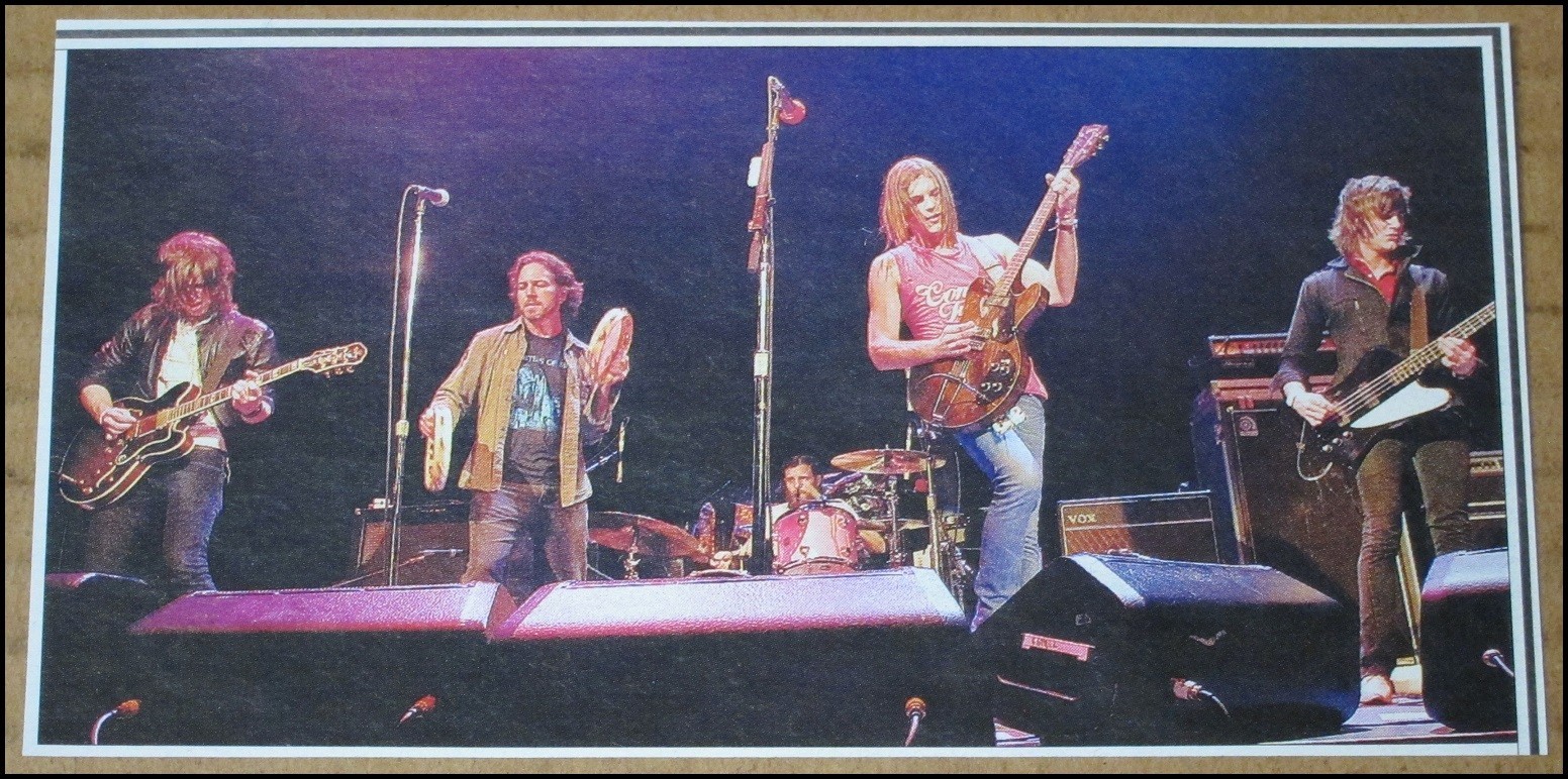 2005 Kings of Leon con Eddie Vedder Live RS rivista ritaglio foto 5,5"x2,75"
