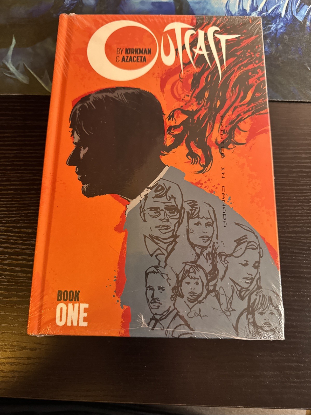 Outcast Book One 1 HC immagine copertina rigida Kirkman Azaceta graphic novel sigillata