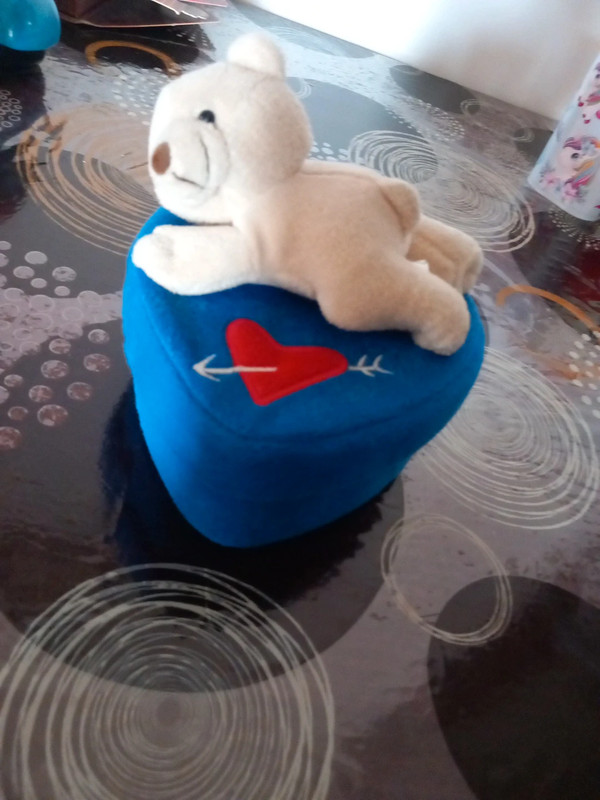 Cofanetto a forma di cuore con orsetto