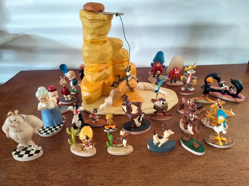 Warner Bros. Looney Tunes de collection. Plateau montagne Bip Bip et coyote + figurines
