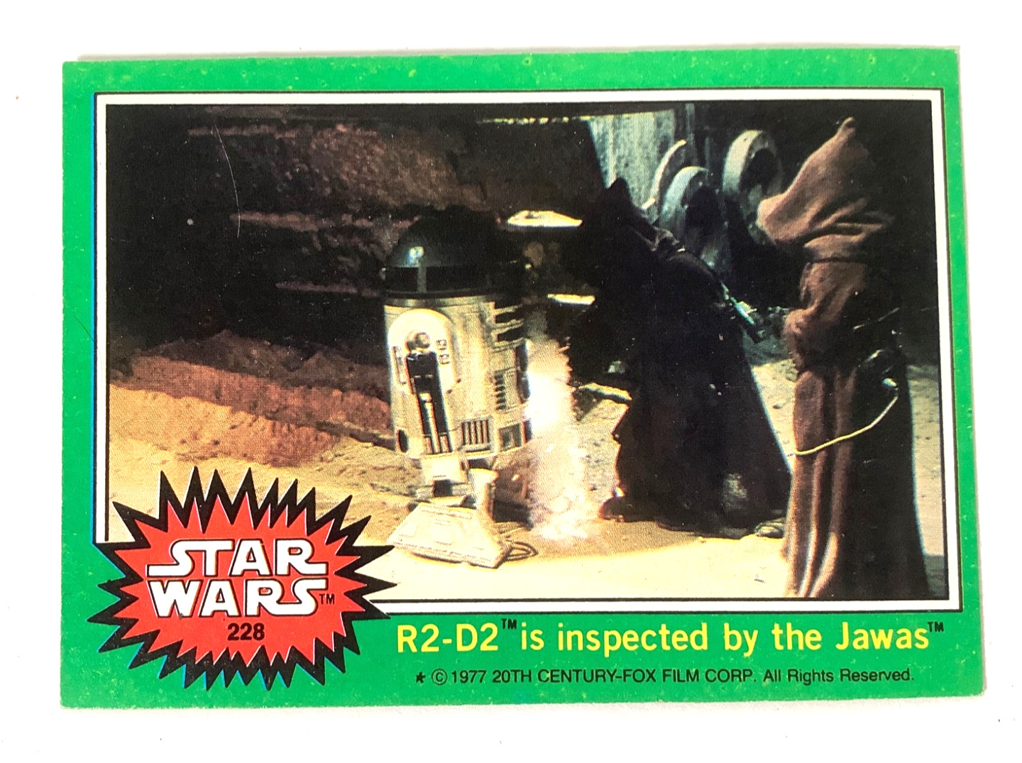 1977 Topps STAR WARS Serie 4 #228 R2-D2 viene ispezionato dalla Jawas